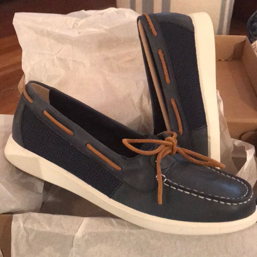 NWT Women’s Navy Sperry boat shoes